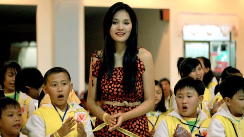 Hoa hậu Hương Giang giao lưu với các đại sứ hàng Việt tí hon tại Đà Lạt vào giữa năm 2011.